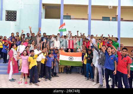 Bikaner, Rajasthan, Indien. August 2023. Schüler und Lehrer von Kendriya Vidyalaya No.1 jubeln zu, während sie die sanfte Landung des Chandrayaan-3-Landers Vikram auf dem Südpol des Mondes während der Chandrayaan-3-Mission feiern. (Bild: © Dinesh Gupta/Pacific Press via ZUMA Press Wire) NUR REDAKTIONELLE VERWENDUNG! Nicht für kommerzielle ZWECKE! Stockfoto