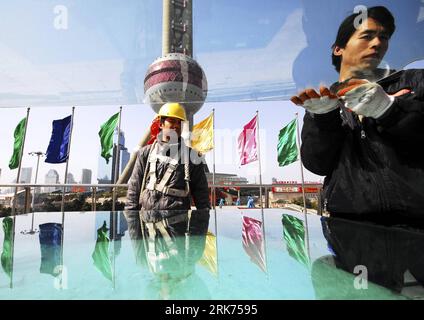 Bildnummer: 53863847 Datum: 17.03.2010 Copyright: imago/Xinhua-Arbeiter installieren die Plexiglasvorhangwand auf der neu fertiggestellten Fußgängerüberführung in der Finanz- und Handelszone Lujiazhui in Pudong in Shanghai, Ostchina, 17. März 2010. Die Fußgängerbrücke, die sich neben dem Oriental Pearl Television Tower befindet, mit einem Umkreis von 370 Metern und 4 Outlets und ausgestattet mit Treppen, Rolltreppe und Aufzug für Behinderte, wird voraussichtlich vor der Eröffnung der Shanghai World Expo 2010 für die Öffentlichkeit geöffnet werden. (XINHUA) (PX) (2)CHINA-SHANGHAI-ORIENTAL PEARL TOWER-PEDESTRI Stockfoto