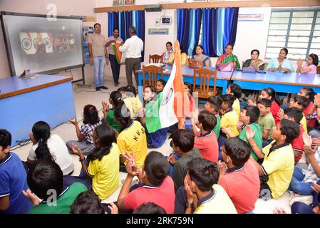 Bikaner, Rajasthan, Indien. August 2023. Schüler und Lehrer von Kendriya Vidyalaya No.1 jubeln zu, während sie die sanfte Landung des Chandrayaan-3-Landers Vikram auf dem Südpol des Mondes während der Chandrayaan-3-Mission feiern. (Bild: © Dinesh Gupta/Pacific Press via ZUMA Press Wire) NUR REDAKTIONELLE VERWENDUNG! Nicht für kommerzielle ZWECKE! Stockfoto