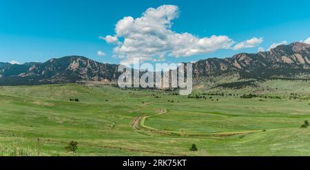 An aerial view of the Flatiron Mountains in Boulder, CO. Stockfoto