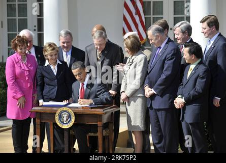 Bildnummer: 53865626 Datum: 18.03.2010 Copyright: imago/Xinhua (100318) -- WASHINGTON, 18. März 2010 (Xinhua) -- US-Präsident Barack Obama unterzeichnet den Hire Act im Rosengarten im Weißen Haus in Washington D.C., Hauptstadt der Vereinigten Staaten, 18. März 2010. Barack Obama unterzeichnete am Donnerstag den Hire Act, ein Gesetz, das das Wachstum von Arbeitsplätzen fördern und den privaten Sektor stärken wird, indem Unternehmen ermutigt werden, neue Arbeitskräfte einzustellen und in ihre Unternehmen und Gemeinden zu investieren. Die Gesetzgebung sieht etwa 18 Milliarden Dollar an Steuererleichterungen und 20 Milliarden Dollar für Autobahn- und Transitprojekte vor Stockfoto
