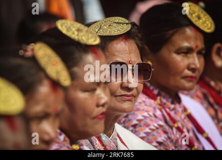 Kathmandu, Bagmati, Nepal. August 2023. Frauen aus dem fernen Westen Nepals nehmen am 24. August 2023 an der Feier des Gaura Festivals in Kathmandu, Nepal, Teil. Das Gaura Festival wird hauptsächlich von Frauen aus dem westlichen Teil Nepals gefeiert, wo Göttin Gauri für ein langes und gesundes Leben ihrer Ehemänner verehrt wird (Credit Image: © Sunil Sharma/ZUMA Press Wire) NUR REDAKTIONELLE VERWENDUNG! Nicht für kommerzielle ZWECKE! Stockfoto