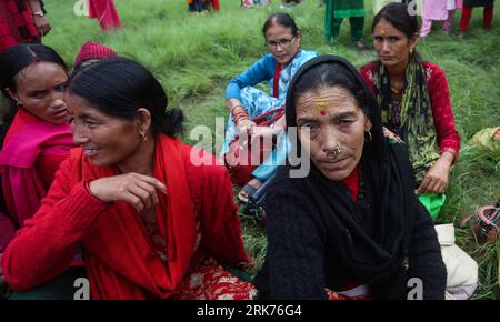 Kathmandu, Bagmati, Nepal. August 2023. Frauen aus dem fernen Westen Nepals kommen zusammen, um am 24. August 2023 an der Feier des Gaura Festivals in Kathmandu, Nepal, teilzunehmen. Das Gaura Festival wird hauptsächlich von Frauen aus dem westlichen Teil Nepals gefeiert, wo Göttin Gauri für ein langes und gesundes Leben ihrer Ehemänner verehrt wird (Credit Image: © Sunil Sharma/ZUMA Press Wire) NUR REDAKTIONELLE VERWENDUNG! Nicht für kommerzielle ZWECKE! Stockfoto