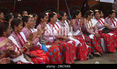 Kathmandu, Bagmati, Nepal. August 2023. Frauen aus dem fernen Westen Nepals nehmen am 24. August 2023 an der Feier des Gaura Festivals in Kathmandu, Nepal, Teil. Das Gaura Festival wird hauptsächlich von Frauen aus dem westlichen Teil Nepals gefeiert, wo Göttin Gauri für ein langes und gesundes Leben ihrer Ehemänner verehrt wird (Credit Image: © Sunil Sharma/ZUMA Press Wire) NUR REDAKTIONELLE VERWENDUNG! Nicht für kommerzielle ZWECKE! Stockfoto