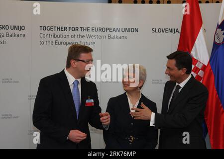 Bildnummer: 53870168  Datum: 20.03.2010  Copyright: imago/Xinhua (100320) -- BRDO PRI KRANJU, March 20, 2010 (Xinhua) -- Slovenian Prime Minister Borut Pahor(R) and Croatian Prime Minister Jadranka Kosor receive European Enlargement Commissioner Stefan Füle (L) in the Slovenian mountainous resort of Brdo Pri Kranju, March 20, 2010. A Western Balkan conference began on Saturday morning in Brdo Pri Kranju. (Xinhua/Dai Zhenhua) (1)SLOVENIA-EU-WESTERN BALKAN PUBLICATIONxNOTxINxCHN People Politik premiumd xint kbdig xsp 2010 quer    Bildnummer 53870168 Date 20 03 2010 Copyright Imago XINHUA  Brdo P Stock Photo