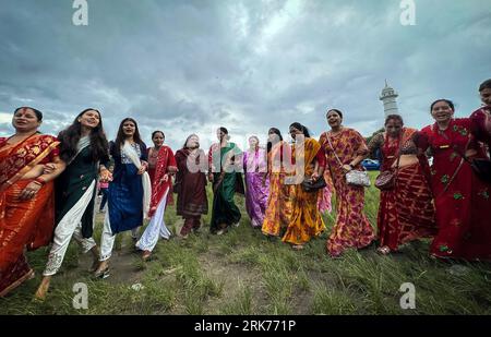 Kathmandu, Bagmati, Nepal. August 2023. Frauen aus dem fernen Westen Nepals tanzen bei der Feier des Gaura Festivals in Kathmandu, Nepal am 24. August 2023. Das Gaura Festival wird hauptsächlich von Frauen aus dem westlichen Teil Nepals gefeiert, wo Göttin Gauri für ein langes und gesundes Leben ihrer Ehemänner verehrt wird (Credit Image: © Sunil Sharma/ZUMA Press Wire) NUR REDAKTIONELLE VERWENDUNG! Nicht für kommerzielle ZWECKE! Stockfoto