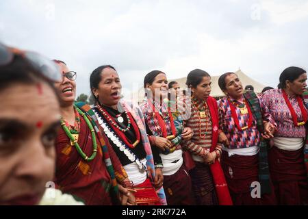 Kathmandu, Bagmati, Nepal. August 2023. Frauen aus dem fernen Westen Nepals tanzen bei der Feier des Gaura Festivals in Kathmandu, Nepal am 24. August 2023. Das Gaura Festival wird hauptsächlich von Frauen aus dem westlichen Teil Nepals gefeiert, wo Göttin Gauri für ein langes und gesundes Leben ihrer Ehemänner verehrt wird (Credit Image: © Sunil Sharma/ZUMA Press Wire) NUR REDAKTIONELLE VERWENDUNG! Nicht für kommerzielle ZWECKE! Stockfoto