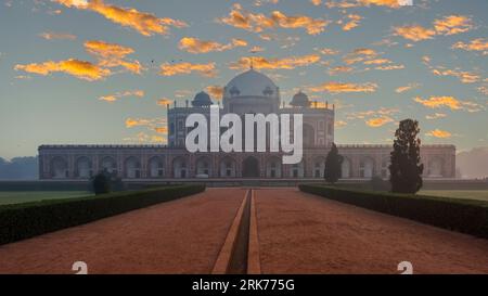 Humayun-Grab an einem nebligen Morgen nach Sonnenaufgang. Es ist ein Mausoleum, das 1560 vom Mogulkaiser Akbar erbaut wurde und zum UNESCO-Weltkulturerbe gehört. Stockfoto