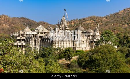 Der wunderschöne jain-Tempel wurde im Jahr 1436 aus weißem Marmor inmitten des Waldes erbaut und hat 48000 SFT mit 144 Säulen in Ranakpur. Stockfoto