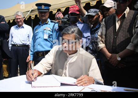 Bildnummer: 53872719  Datum: 21.03.2010  Copyright: imago/Xinhua (100321) -- KATHMANDU, March 21, 2010 (Xinhua) -- Indian Foreign Minister Somanahalli Mallaiah Krishna signs on the condolence book as he pays his last respects to late Nepali Congress President and former prime minister Girija Prasad Koirala in Kathmandu, capital of Nepal, March 21, 2010. Political leaders paid their last respects to the remains of Koirala at the National Stadium in capital Kathmandu on Sunday morning. Koirala died on March 20 at the aged 86.(Xinhua/Bimal Gautam) (zcq) (2)NEPAL-KATHMANDU-KOIRALA PUBLICATIONxNOTx Stock Photo