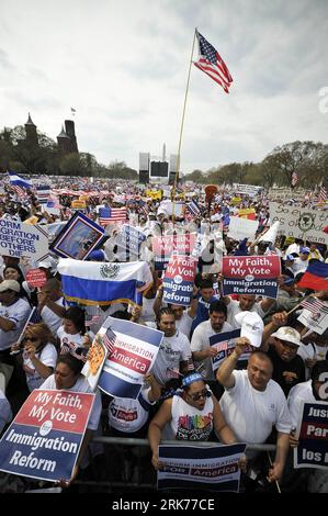 Bildnummer: 53875165  Datum: 21.03.2010  Copyright: imago/Xinhua (100321) -- WASHINGTON, March 21, 2010 (Xinhua) -- Demonstrators gather at the National Mall during an immigration rally in Washington D.C., capital of the United States, March 21, 2010. Tens of thousands of demonstrators staged a rally March For America on Sunday demanding immigration reform and economic justice. (Xinhua/Zhang Jun) (zw) (2)U.S.-WASHINGTON-IMMIGRATION-RALLY PUBLICATIONxNOTxINxCHN Gesellschaft Politik Demo Einwanderer Immigranten Protest Kbdig xdp 2010 hoch premiumd xint  o0 Menschenmenge    Bildnummer 53875165 Da Stock Photo