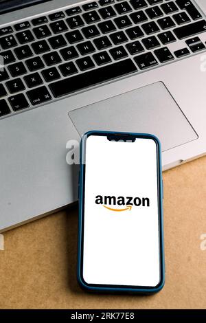 Ein modernes Smartphone mit Amazon-Logo auf dem Bildschirm Stockfoto