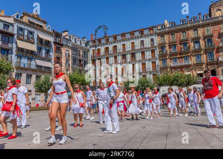 Pamplona, Spanien: 09. Juli 2023: Das San Fermin Festival wird in traditioneller weißer und roter kleidung mit roter Krawatte gefeiert, Pamplona, Navarra, Spanien. Stockfoto