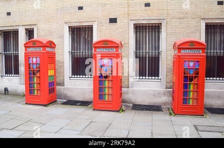 London, Großbritannien. August 2023. Nicht funktionierende Telefonboxen im Covent Garden. BT hat 1000 rote Telefonboxen für die „Adoption“ in Großbritannien für jeweils nur 1 £ vor dem 100. Jahrestag zur Verfügung gestellt. Die originale Inkarnation des berühmten roten Kiosks, der K2, wurde 1924 vom Architekten Sir Giles Gilbert Scott entworfen und als die Nutzung öffentlicher Telefone im Laufe der Jahre abnahm, bot BT die Möglichkeit, die Kioske verschiedenen Organisationen, Gemeinschaften und Einzelpersonen zu nutzen. Quelle: Vuk Valcic/Alamy Live News Stockfoto