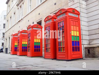 London, Großbritannien. August 2023. Nicht funktionierende Telefonboxen im Covent Garden. BT hat 1000 rote Telefonboxen für die „Adoption“ in Großbritannien für jeweils nur 1 £ vor dem 100. Jahrestag zur Verfügung gestellt. Die originale Inkarnation des berühmten roten Kiosks, der K2, wurde 1924 vom Architekten Sir Giles Gilbert Scott entworfen und als die Nutzung öffentlicher Telefone im Laufe der Jahre abnahm, bot BT die Möglichkeit, die Kioske verschiedenen Organisationen, Gemeinschaften und Einzelpersonen zu nutzen. Quelle: Vuk Valcic/Alamy Live News Stockfoto