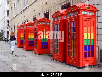 London, Großbritannien. August 2023. Nicht funktionierende Telefonboxen im Covent Garden. BT hat 1000 rote Telefonboxen für die „Adoption“ in Großbritannien für jeweils nur 1 £ vor dem 100. Jahrestag zur Verfügung gestellt. Die originale Inkarnation des berühmten roten Kiosks, der K2, wurde 1924 vom Architekten Sir Giles Gilbert Scott entworfen und als die Nutzung öffentlicher Telefone im Laufe der Jahre abnahm, bot BT die Möglichkeit, die Kioske verschiedenen Organisationen, Gemeinschaften und Einzelpersonen zu nutzen. Quelle: Vuk Valcic/Alamy Live News Stockfoto