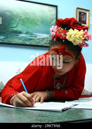 Bildnummer: 53890710  Datum: 25.03.2010  Copyright: imago/Xinhua (100325) -- KATHMANDU, March 25, 2010 (Xinhua) -- Nepalese Living Goddess Kumari Chanira Bajracharya attends the School Leaving Certificate (SLC) exams at Kumari s residence in Patan, Nepal, March 25, 2010. The Living Goddess is sitting for the exam at her residence as she is not allowed to leave her house other than for 19 annual religious occasions. (Xinhua/Sabin Sharma) (gj) (2)NEPAL-KATHMANDU-SLC-LIVING GODDESS PUBLICATIONxNOTxINxCHN Gesellschaft Schule Bildung Nepal Examen Prüfung kbdig xub 2010 hoch  o0 Abschluss, Abschluss Stockfoto