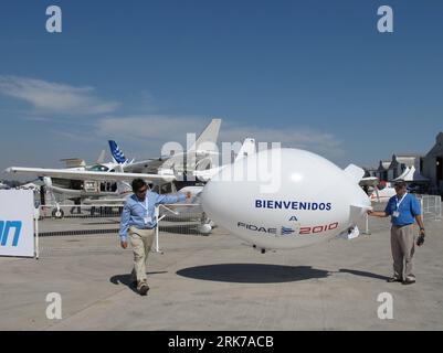 Bildnummer: 53892966  Datum: 25.03.2010  Copyright: imago/Xinhua (100326) -- SANTIAGO, March 26, 2010 (Xinhua) -- Staffs prepare to release a balloon promoting the 16th International Air and Space Exposition (FIDAE) in Santiago, Chile, March 25, 2010. (Xinhua/Zhao Kai) (axy) (5)CHILE-SANTIAGO-FIDAE PUBLICATIONxNOTxINxCHN Wirtschaft kbdig xkg 2010 quer   o0 Messe, Luftfahrtmesse, Werbung, Ballon, Blimp, Luftschiff    Bildnummer 53892966 Date 25 03 2010 Copyright Imago XINHUA Asher Santiago March 26 2010 XINHUA staffs prepare to Release a Balloon Promoting The 16TH International Air and Space Ex Stock Photo