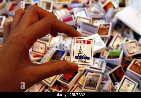 Bildnummer: 53895233  Datum: 26.03.2010  Copyright: imago/Xinhua (100327) -- PARIS, March 27, 2010 (Xinhua) -- A mini-book is presented by a visitor during the 30th Paris book fair in Paris, France, March 26, 2010. The book fair, which opened to the public on Friday, will run until March 31. (Xinhua/Zhang Yuwei) (zcc) (3)FRANCE-PARIS-BOOK FAIR PUBLICATIONxNOTxINxCHN Wirtschaft Kultur Buchmesse Paris premiumd xint kbdig xdp 2010 quer o0 Buch, Miniatur, Minibuch, Miniaturbuch, Objekte    Bildnummer 53895233 Date 26 03 2010 Copyright Imago XINHUA  Paris March 27 2010 XINHUA a Mini Book IS present Stock Photo