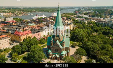 Ein atemberaubender Blick auf die St. John's Church in Helsinki, Finnland, mit der umliegenden Landschaft Stockfoto