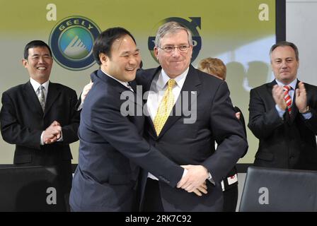 100328 -- GÖTEBORG, March 28, 2010 Xinhua -- Geely Chairman Li Shufu FRONT L shakes hands with CFO of Ford Motor Company, Lewis Booth FRONT R after signing a deal in GÖTEBORG of Sweden, March 28, 2010. China s Zhejiang Geely Holding Group signed a deal with Ford Motor Co. here on Sunday on the takeover of Sweden s Volvo Cars. Xinhua/Wu Wei cy 2SWEDEN-GÖTEBORG-CHINA-GEELY-DEAL-VOLVO PUBLICATIONxNOTxINxCHN Stock Photo