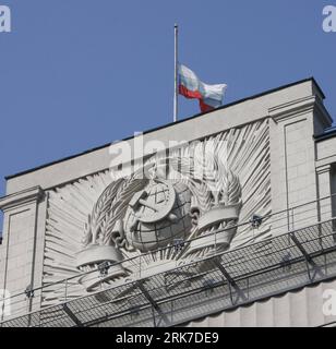 Bildnummer: 53903633  Datum: 30.03.2010  Copyright: imago/Xinhua (100330) -- MOSCOW, March 30, 2010 (Xinhua) -- The Russian flag flies at half-mast over Russian State Duma headquarters in Moscow, capital of Russia, on March 30, 2010 during a day of mourning for the victims of a terrorist bomb attack. Two suicide bombers exploded themselves in two subway stations in Moscow during rush hours on Monday morning, killing at least 38 and injuring more than 64 others. The first took place at 7:52 a.m. local time (0352 GMT) at the Lubyanka station and the second bomb detonated some 40 minutes later at Stock Photo