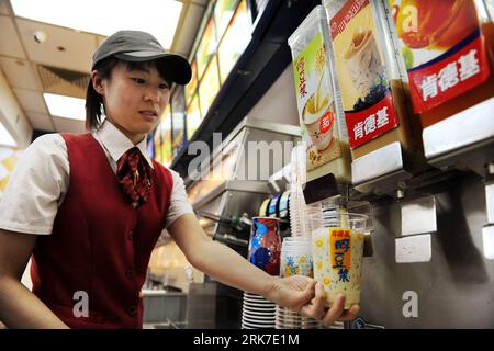 Bildnummer: 53905678  Datum: 30.03.2010  Copyright: imago/Xinhua (100330) -- QINGDAO, March 30, 2010 (Xinhua) -- A staff member of Kentucky Fried Chicken (KFC) prepares soybean milk for customer in Qingdao, city of east China s Shandong Province, on March 30, 2010. Chinese traditional soybean milk was introduced in FKC stores in Qingdao this month. (Xinhua/Li Ziheng) (zcq) (3)CHINA-QINGDAO-KFC-SOYBEAN MILK (CN) PUBLICATIONxNOTxINxCHN Wirtschaft Gastronomie Fast Food Restaurant Arbeitswelten Angestellte kbdig xsk 2010 quer o0 Fastfood    Bildnummer 53905678 Date 30 03 2010 Copyright Imago XINHU Stock Photo