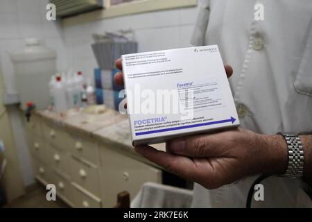 Bildnummer: 53906124 Datum: 30.03.2010 Copyright: imago/Xinhua (100331) -- BUENOS AIRES, 31. März 2010 (Xinhua) -- A Doctor presents A/H1N1 Vaccines at Maria Ferrer Hospital in Buenos Aires, Argentinien, 30. März 2010. Nach Angaben der örtlichen Gesundheitsbehörde wird die A/H1N1-Influenza im kommenden Winter dort die dominierende Sorte werden. Nun hat Argentinien ein massives Impfprogramm gestartet, um die Krankheit zu verhindern. (Xinhua/Martin Zabala) (lyx) (2)ARGENTINA-BUENOS AIRES-A/H1N1-PREVENTION PUBLICATIONxNOTxINxCHN premiumd xint Gesellschaft Schweinegrippe Vorsorge Ges Stockfoto