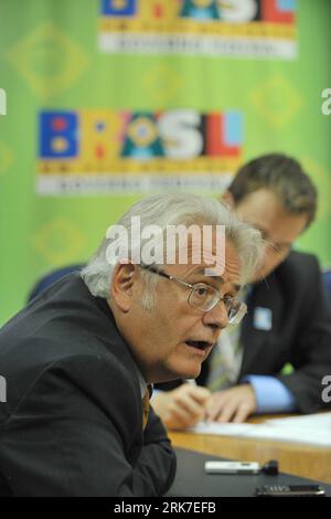 Bildnummer: 53907055 Datum: 31.03.2010 Copyright: imago/Xinhua (100331) -- SAO PAULO, 31. März 2010 (Xinhua) -- Roberto Jaguaribe, stellvertretender Generalsekretär für politische Angelegenheiten im brasilianischen außenministerium, spricht auf einer Pressekonferenz über den BRIC April-Gipfel in Sao Paulo, Brasilien, 31. März 2010. Brasilien, Russland, Indien und China, die gemeinsam unter ihrem Abkürzung BRIC bekannt sind, werden auf ihrem zweiten Gipfel, der für April in Brasilia geplant ist, versuchen, die Koordinierung über den Wirtschaftsbereich hinaus auszuweiten. (Xinhua/Song Weiwei) (zw) (2)BRASILIEN-SAO PAULO-BRIC-PRESS-KONFERENZ-ROBERTO JAGUARIBE PUBLICATI Stockfoto