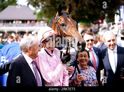 Co-Besitzer Derrick Smith (links) und Jockey James Doyle posieren für ein Foto mit warmem Herzen, nachdem sie am zweiten Tag des Sky Bet Ebor Festivals auf der York Racecourse die Pertemps Network Yorkshire Oaks gewonnen haben. Bilddatum: Donnerstag, 24. August 2023. Stockfoto