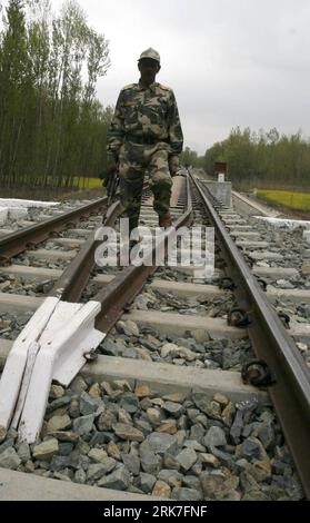 Bildnummer: 53912023 Datum: 02.04.2010 Copyright: imago/Xinhua (100402) -- SRINAGAR, 2. April 2010 (Xinhua) -- ein indischer Soldat patrouilliert, nachdem mutmaßliche Militante am 2. April 2010 in Galbug, nahe dem Bahnhof Kakapora im Bezirk Pulwama, 32 km südlich von Srinagar, der Sommerhauptstadt des von Indien kontrollierten Kaschmirs, einen Abschnitt der Eisenbahnstrecke gesprengt haben. Mutmaßliche Militanten sprengten am Donnerstagabend einen Abschnitt der Eisenbahnstrecke im von Indien kontrollierten Kaschmir in die Luft, sagten Beamte am Freitag. (Xinhua/Javed dar) (3)VON INDIEN KONTROLLIERTER BAHNHOF KASHMIR-PULWAMA-KAKAPORA-BLOW-UP PUBLICATIONxNOTxINxCHN Verkehr B Stockfoto