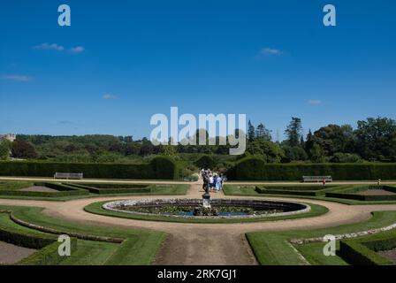 Italienische Gärten im Penshurst Place Manor House in Penshurst, Kent im August. Stockfoto