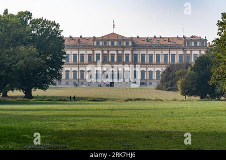 Der charmante neoklassizistische Stil der Villa reale di Monza vom Park in der Lombardei, Italien Stockfoto