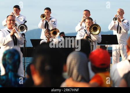 Bildnummer: 53918206  Datum: 05.04.2010  Copyright: imago/Xinhua (100405) -- KUALA LUMPUR, April 5, 2010 (Xinhua) -- Members of the U.S. 7 Fleet Band perform in Kota Kinabalu, Sabah, East Malaysia, April 5, 2010. The band arrived in Kota Kinabalu with USS Blue Ridge Monday for a four-day visit. (Xinhua) (zhs) (1)MALAYSIA-SABAH-U.S.-FLEET-BAND PUBLICATIONxNOTxINxCHN Gesellschaft Blaskapelle USA Marine Musikkapelle Blasorchester Aktion Musik kbdig xub 2010 quer     Bildnummer 53918206 Date 05 04 2010 Copyright Imago XINHUA  Kuala Lumpur April 5 2010 XINHUA Members of The U S 7 Fleet Tie perform Stock Photo