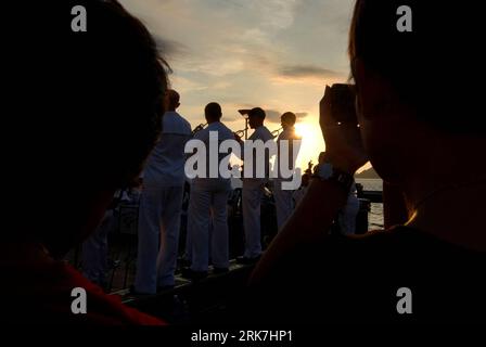 Bildnummer: 53918203  Datum: 05.04.2010  Copyright: imago/Xinhua (100405) -- KUALA LUMPUR, April 5, 2010 (Xinhua) -- Members of the U.S. 7 Fleet Band perform in Kota Kinabalu, Sabah, East Malaysia, April 5, 2010. The band arrived in Kota Kinabalu with USS Blue Ridge Monday for a four-day visit. (Xinhua) (zhs) (5)MALAYSIA-SABAH-U.S.-FLEET-BAND PUBLICATIONxNOTxINxCHN Gesellschaft Blaskapelle USA Marine Musikkapelle Blasorchester Aktion Musik kbdig xub 2010 quer o0 Gegenlicht Sonne Abend    Bildnummer 53918203 Date 05 04 2010 Copyright Imago XINHUA  Kuala Lumpur April 5 2010 XINHUA Members of The Stock Photo