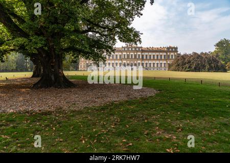 Der charmante neoklassizistische Stil der Villa reale di Monza vom Park in der Lombardei, Italien Stockfoto