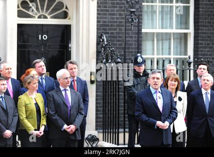 Bildnummer: 53920465 Datum: 06.04.2010 Copyright: imago/Xinhua (100406) -- LONDON, 6. April 2010 (Xinhua) -- britischer Premierminister Gordon Brown (Front) steht mit Kabinettsmitgliedern in London, 6. April 2010. Brown Tuesday reiste zum Buckingham Palace, wo er Königin um Erlaubnis bat, das parlament aufzulösen, und den 6. Mai als Datum für eine parlamentswahl festlegte. (Xinhua/Zeng Yi) (zhs) (10)UK-LONDON-PM-ELECTION PUBLICATIONxNOTxINxCHN People Politik kbdig xmk 2010 quer Bildnummer 53920465 Datum 06 04 2010 Copyright Imago XINHUA London 6. April 2010 XINHUA der britische Premierminister Gordon Brown Stockfoto