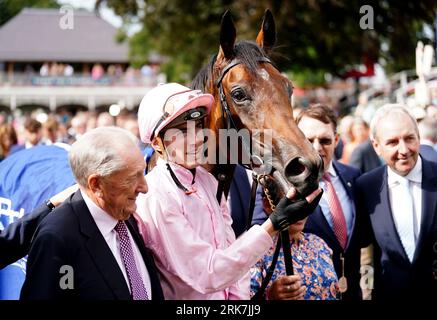 Co-Besitzer Derrick Smith (links) und Jockey James Doyle posieren für ein Foto mit warmem Herzen, nachdem sie am zweiten Tag des Sky Bet Ebor Festivals auf der York Racecourse die Pertemps Network Yorkshire Oaks gewonnen haben. Bilddatum: Donnerstag, 24. August 2023. Stockfoto