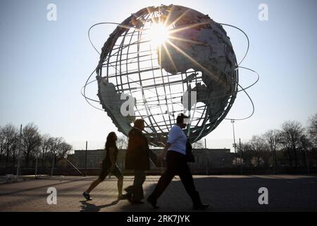 Bildnummer: 53921636 Datum: 05.04.2010 Copyright: imago/Xinhua (100406) -- NEW YORK, 6. April 2010 (Xinhua) -- Walk near the Unisphere at the Flushing Meadows Corona Park in the Borough of Queens, New York, the United States, 5. April 2010. Die Unisphere wurde von der United States Steel Corporation gebaut und von der American Bridge Division gebaut. Es ist die weltweit größte globale Struktur mit 140 Fuß und einem Gewicht von 700.000 Pfund. Einige Quellen sagen, dass der Unisphere 900.000 Pfund wiegt, was das zusätzliche Gewicht seines 100 Tonnen schweren, umgedrehten Stativsockels beinhaltet. Der Durchmesser von t Stockfoto