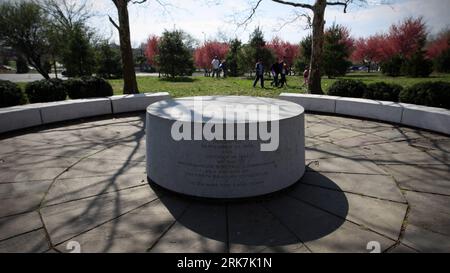 Bildnummer: 53921634 Datum: 05.04.2010 Copyright: imago/Xinhua (100406) -- NEW YORK, 6. April 2010 (Xinhua) -- Walk Near the Time Capsule Depended at the Flushing Meadows Corona Park in the Borough of Queens, New York, the United States, 5. April 2010. Die Westinghouse Time Capsule sind zwei Zeitkapseln, die von der Westinghouse Electric & Manufacturing Company hergestellt wurden: Time Capsule I, erstellt für die New York World s Fair, und Time Capsule II, erstellt für die New York World s Fair. Beide befinden sich 50 Meter unter der Erde und sollen zur gleichen Zeit im Jahr 6939, fünftausend Jahre danach, eröffnet werden Stockfoto