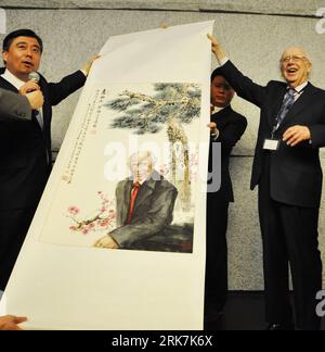 Bildnummer: 53923464 Datum: 06.04.2010 Copyright: imago/Xinhua (100407) -- SUZHOU, 7. April 2010 (Xinhua) -- DNA-Struktur-Co-entdecker Dr. James D. Watson (R) erhält ein traditionelles chinesisches Gemälde seines Porträts bei der Eröffnungszeremonie der Konferenz von Cold Spring Harbor Asia (CSHA) in Suzhou, der ostchinesischen Provinz Jiangsu, am 6. April 2010. Die CSHA ist der asiatische Drehkreuz des Cold Spring Harbor Laboratory (CSHL). (Xinhua/Zhu Guigen) (qhs) CHINA-JIANGSU-SUZHOU-JAMES WATSON-CSHA CONFERENCE(CN) PUBLICATIONxNOTxINxCHN People DNA Wissenschaft Forschung kbdig xub 2010 Quadrat Premiere xint Bildnummer 5 Stockfoto
