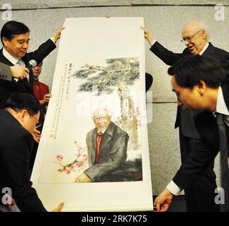 Bildnummer: 53923463 Datum: 06.04.2010 Copyright: imago/Xinhua (100407) -- SUZHOU, 7. April 2010 (Xinhua) -- DNA-Struktur-Co-entdecker Dr. James D. Watson (zurück, rechts) erhält ein traditionelles chinesisches Gemälde seines Porträts bei der Eröffnungszeremonie der Konferenz von Cold Spring Harbor Asia (CSHA) in Suzhou, der ostchinesischen Provinz Jiangsu, am 6. April 2010. Die CSHA ist der asiatische Drehkreuz des Cold Spring Harbor Laboratory (CSHL). (Xinhua/Zhu Guigen) (qhs) CHINA-JIANGSU-SUZHOU-JAMES WATSON-CSHA CONFERENCE(CN) PUBLICATIONxNOTxINxCHN People DNA Wissenschaft Forschung kbdig xub 2010 Quadrat Bildnummer 53923 Stockfoto
