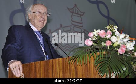 Bildnummer: 53923462 Datum: 06.04.2010 Copyright: imago/Xinhua (100407) -- SUZHOU, 7. April 2010 (Xinhua) -- DNA-Struktur-Co-entdecker Dr. James D. Watson hält eine Rede bei der Eröffnungszeremonie der Konferenz von Cold Spring Harbor Asia (CSHA) in Suzhou, ostchinesische Provinz Jiangsu, 6. April 2010. Die CSHA ist der asiatische Drehkreuz des Cold Spring Harbor Laboratory (CSHL). (Xinhua/Zhu Guigen) (qhs) CHINA-JIANGSU-SUZHOU-JAMES WATSON-CSHA CONFERENCE(CN) PUBLICATIONxNOTxINxCHN People DNA Wissenschaft Forschung kbdig xub 2010 quer Bildnummer 53923462 Datum 06 04 2010 Copyright Imago XINHUA Suzhou 7. April Stockfoto