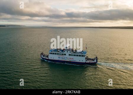 HAMPSHIRE, UK - 20. August 2023: Luftaufnahme der Wight Link-Fähre zwischen der Isle of Wight und Lymington auf dem englischen Festland. Stockfoto