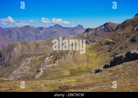 Rainbow Mountains mit unzähligen wilden Alpakas ist dies die neue Alternative zum immer noch beliebten Vinicunca Rainbow Mountain. Stockfoto