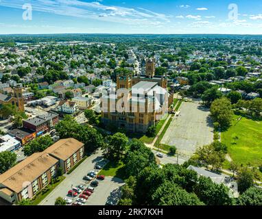 Luftaufnahme der historischen Cranston Street Armory in Providence, Rhode Island vor einem malerischen blauen Himmel Stockfoto