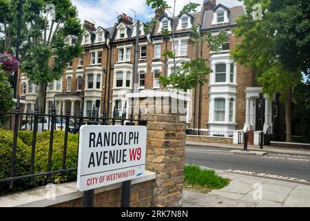 LONDON – 6. JULI 2023: Randolph Avenue W9 – eine Straße mit großen Häusern in gehobener Wohngegend von Maida Vale Stockfoto