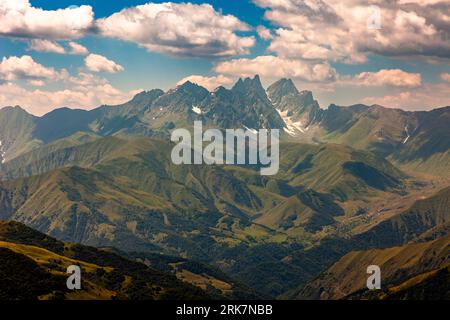 Blick auf den Chaukhi Pass im Hochkaukasus von Roshka, Georgia Stockfoto