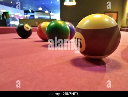 Poolbällchen auf rosafarbenem Baize Stockfoto