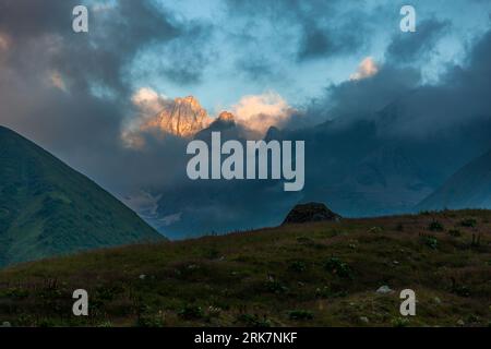 Blick auf den Chaukhi Pass in den Hochkaukasus, Georgia Stockfoto